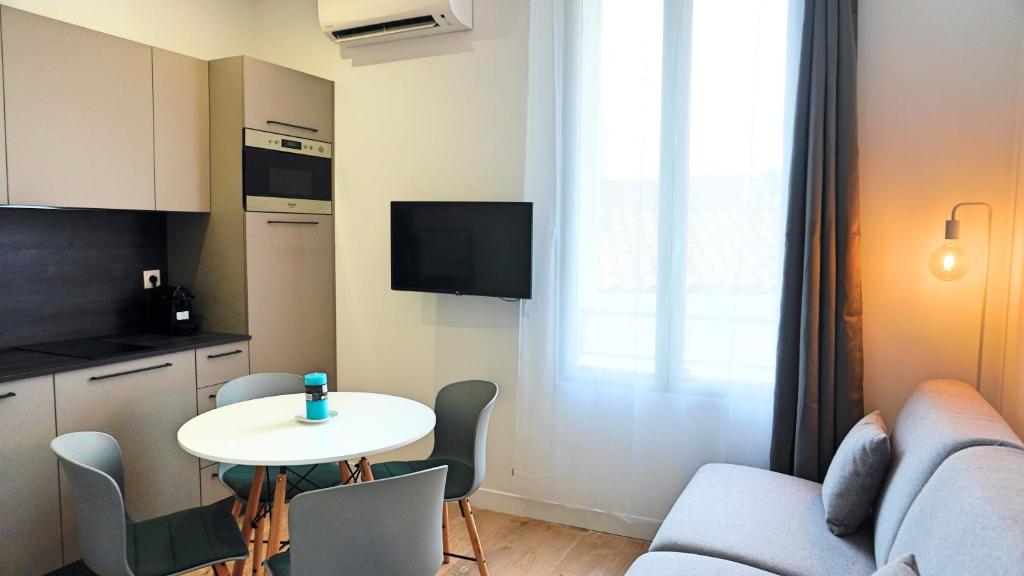 Televízia a/alebo spoločenská miestnosť v ubytovaní Proche Carlton & Croisette, Appartement 101 - Palmazur Vacances