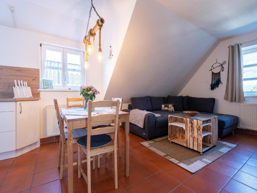 ein Wohnzimmer mit Tisch und Couch in der Unterkunft Feriendorf Rugana - Komfortplus Ferienwohnung mit 1 Schlafzimmer B12 in Dranske