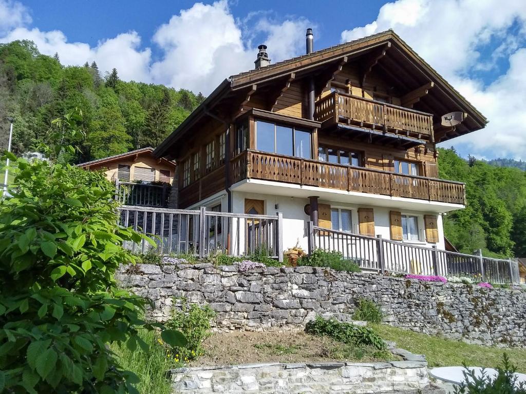 Les Sciernes d'AlbeuveにあるChalet Le Tsalèの石垣上の家