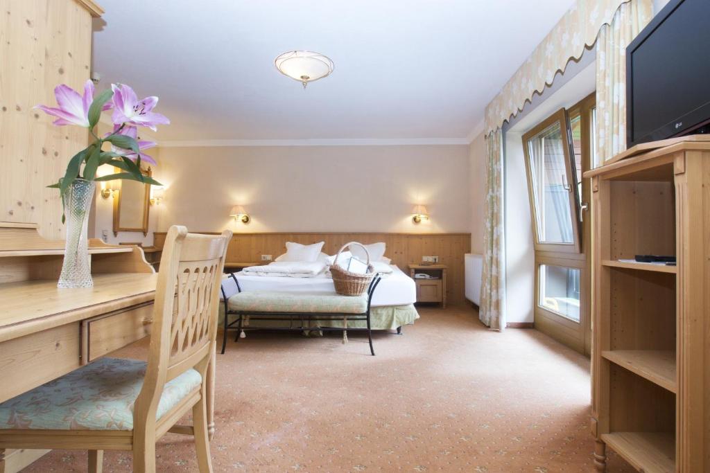 Een bed of bedden in een kamer bij Hotel Post am See