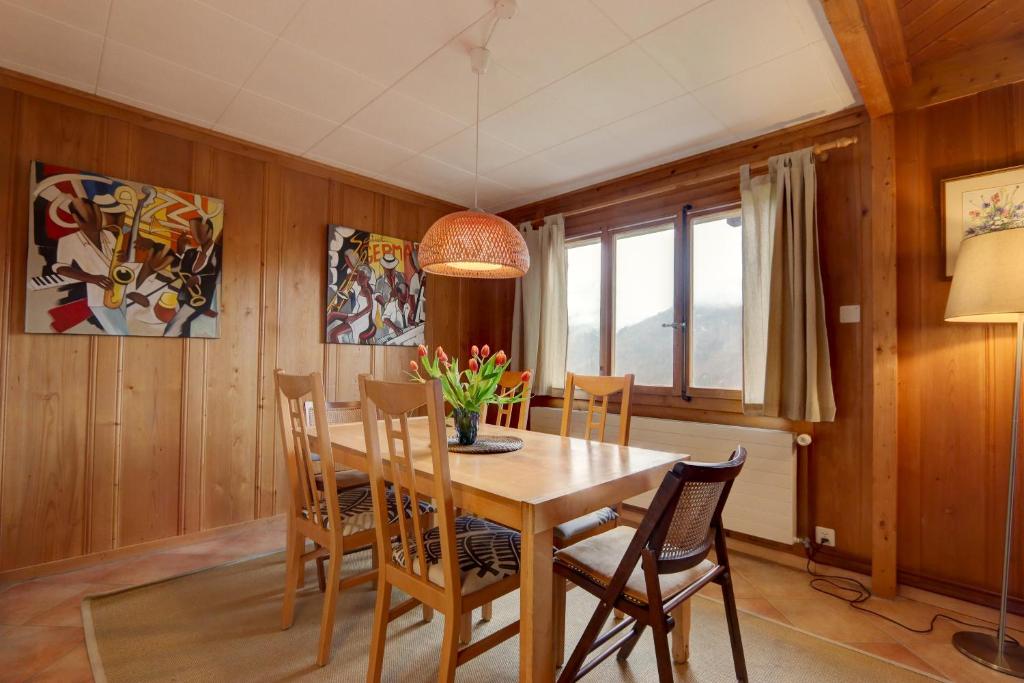 Istumisnurk majutusasutuses Chalet Le Tsalè