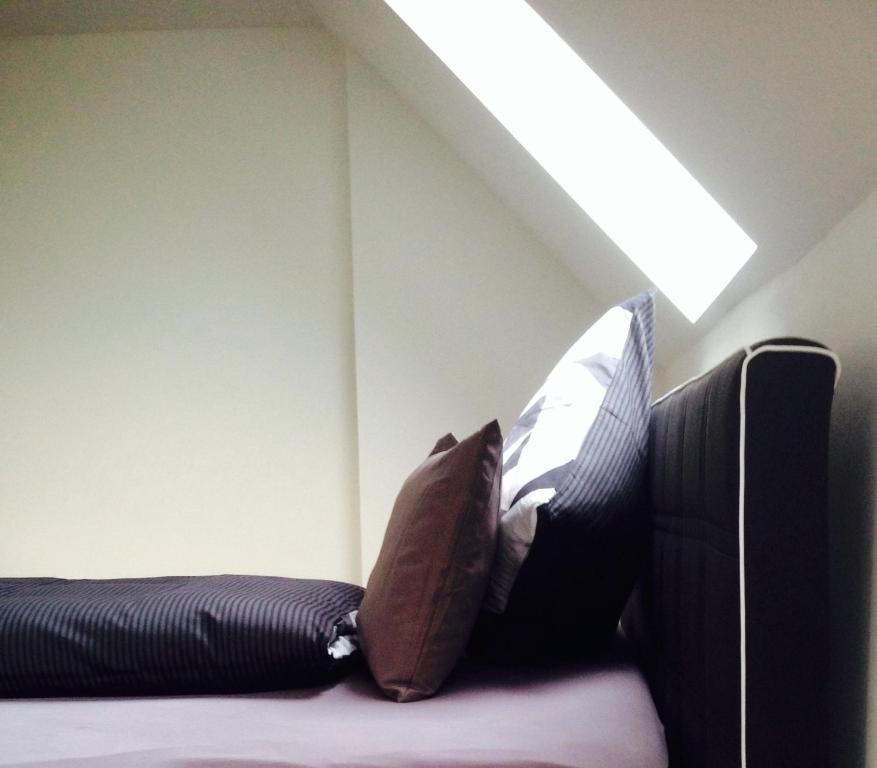 een kussen zittend op een bed in een kamer bij Maxhof Trier in Trier