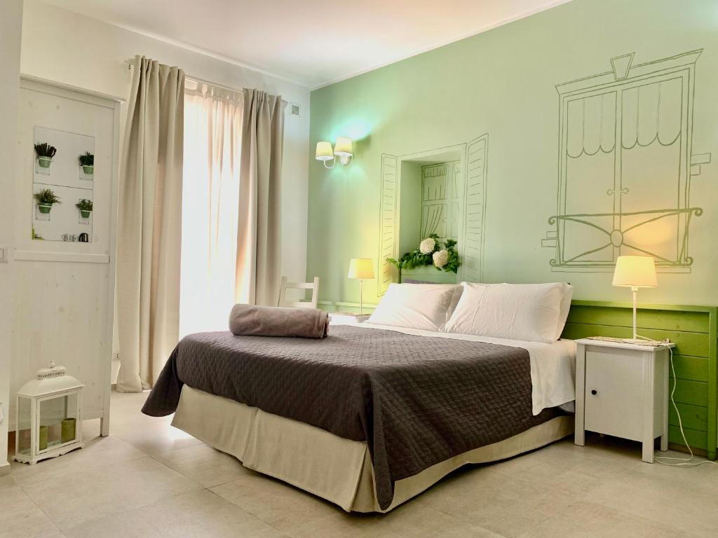 ラグーザにあるGiardino Botanicoの緑の壁のベッドルーム1室(大型ベッド1台付)
