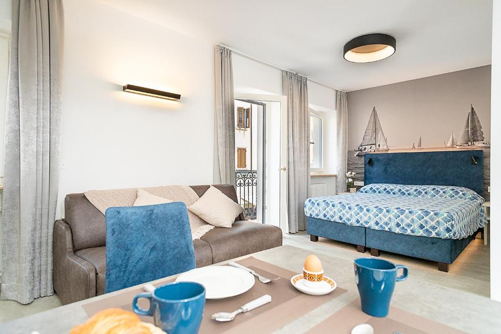 a living room with a couch and a bed at BAUR SUITE - Regarda Travel in Bardolino