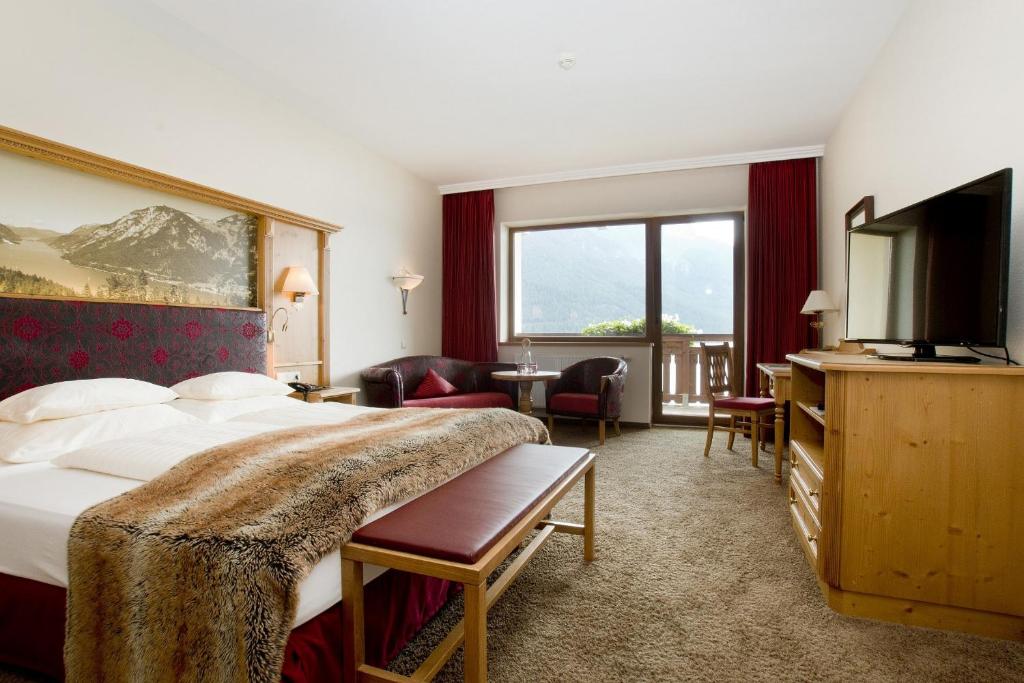 Een bed of bedden in een kamer bij Hotel Post am See
