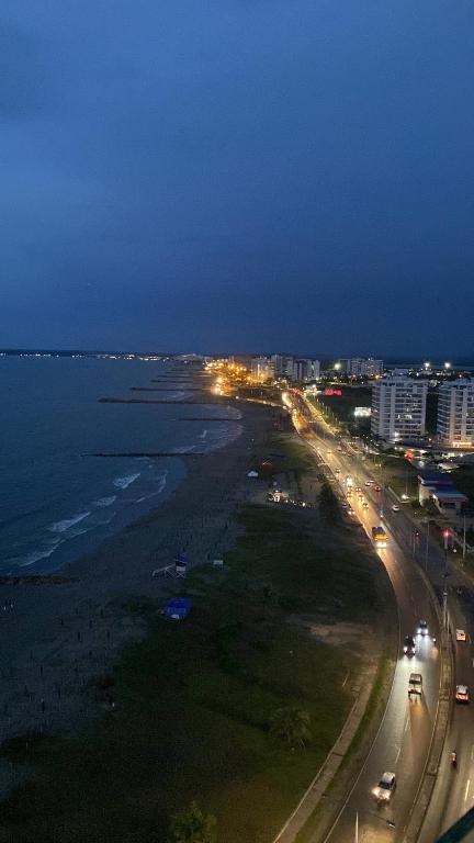 a view of a beach at night with traffic at Paraíso frente al Mar Caribe en Cartagena. in Cartagena de Indias