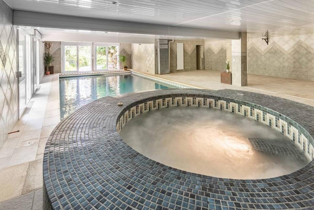 Bazén v ubytování La Grignotière Lodge & Spa nebo v jeho okolí