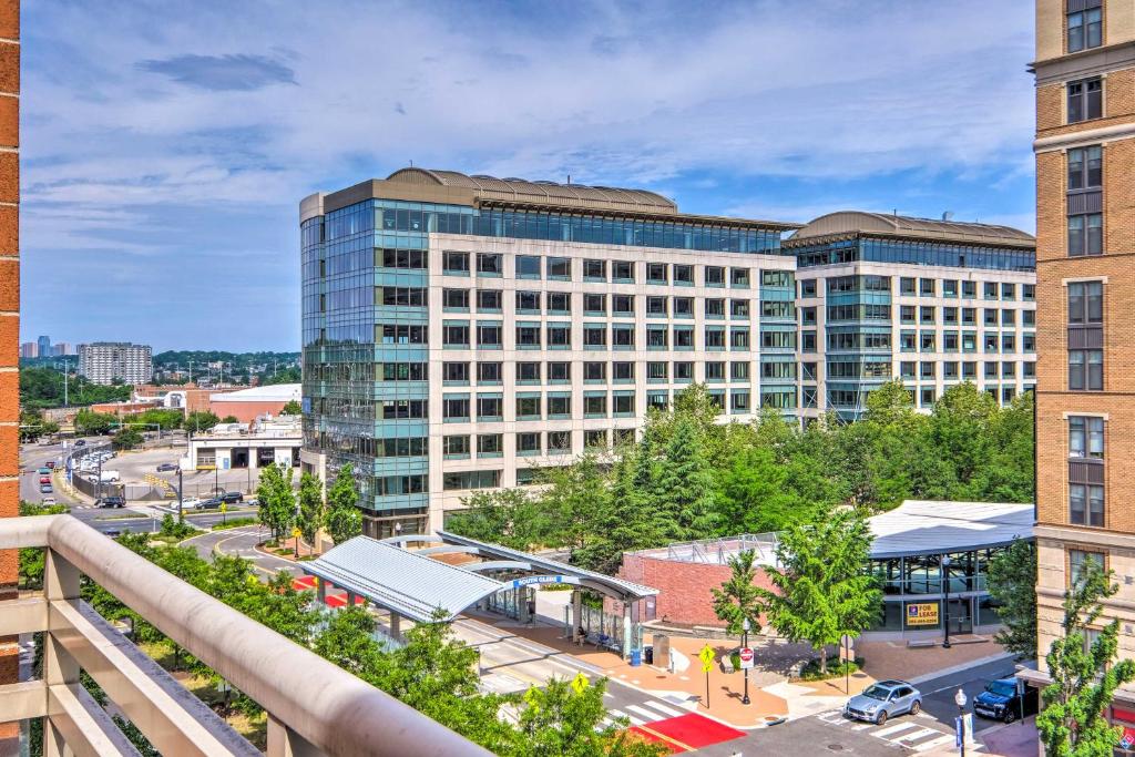 - une vue sur un grand bâtiment d'une ville dans l'établissement Urban Arlington Escape with Community Pool!, à Arlington