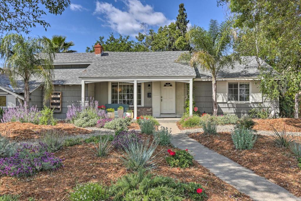una casa con flores en el patio delantero en Whimsical Sacramento Home with Garden and Patio!, en Sacramento