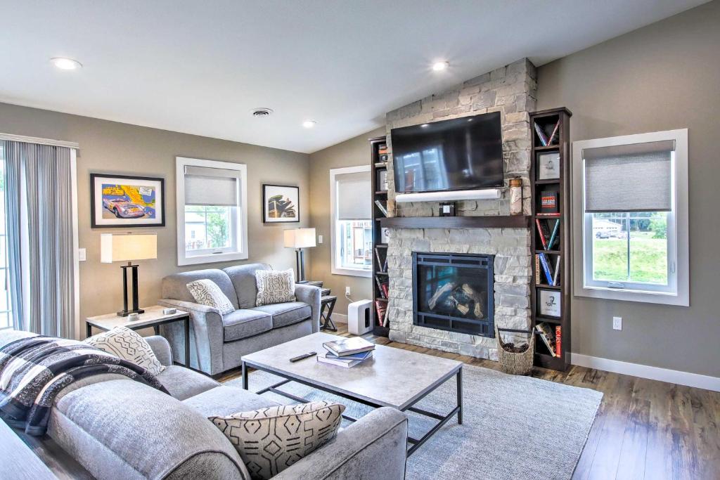 A seating area at Chic Plymouth Townhome Less Than 1 Mi to Road America