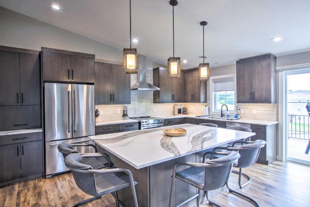Chic Plymouth Townhome Less Than 1 Mi to Road America - Casa De Vacaciones