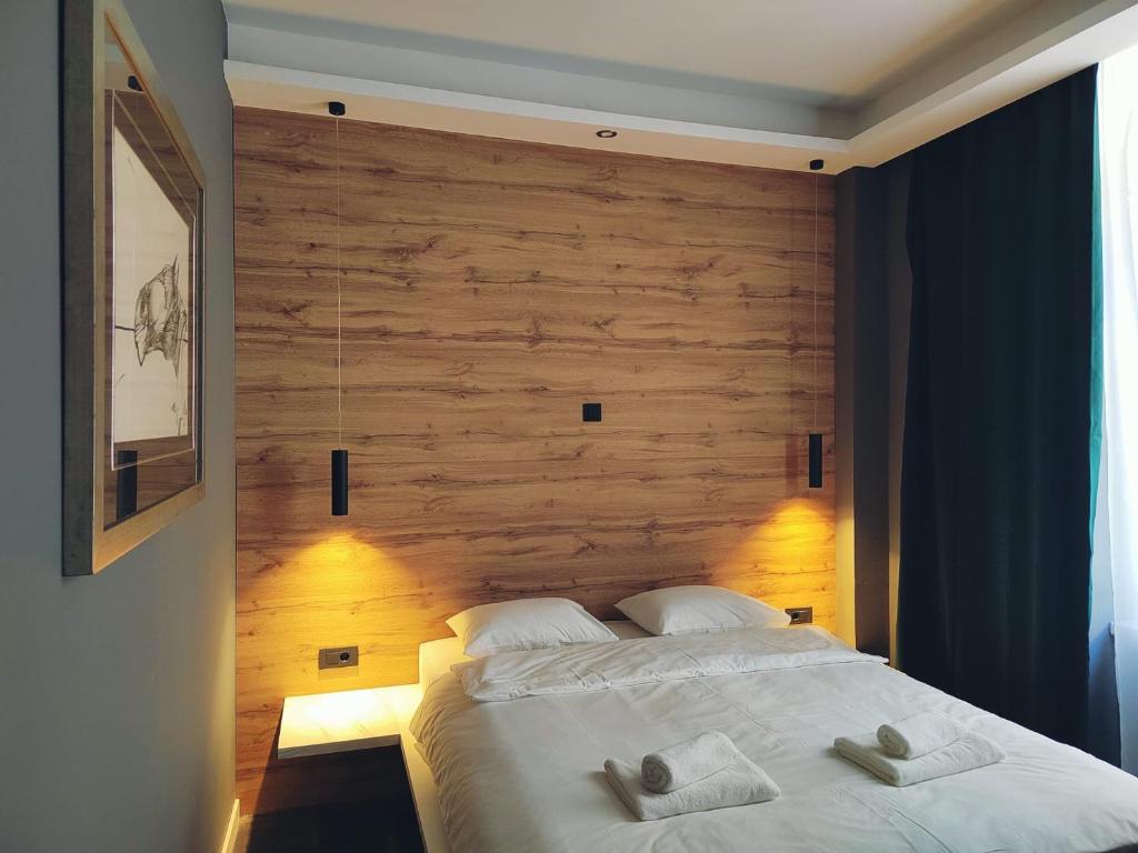 Uma cama ou camas num quarto em A8 b&b