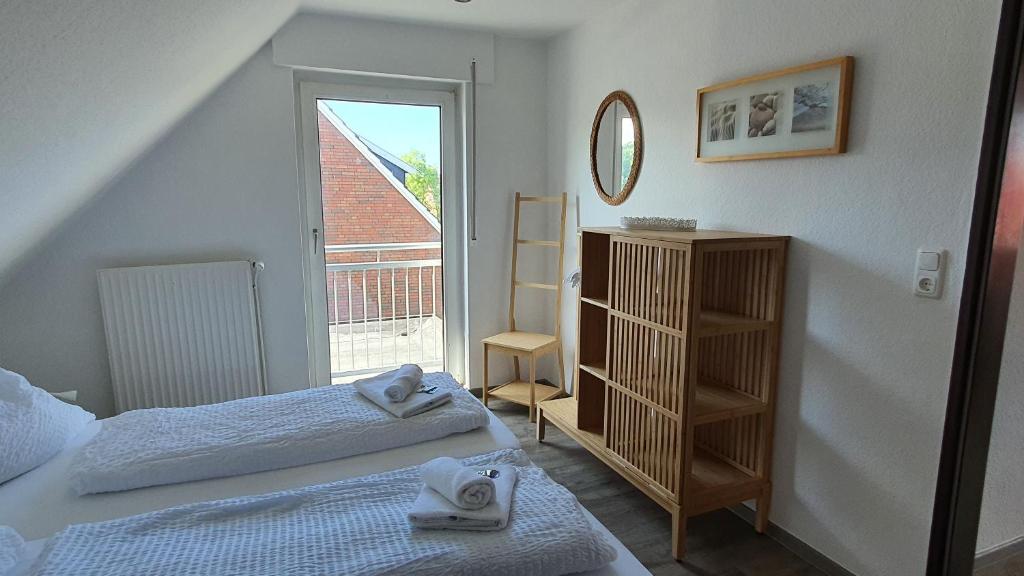 Postel nebo postele na pokoji v ubytování Friesenmeer Ferienwohnung Vier