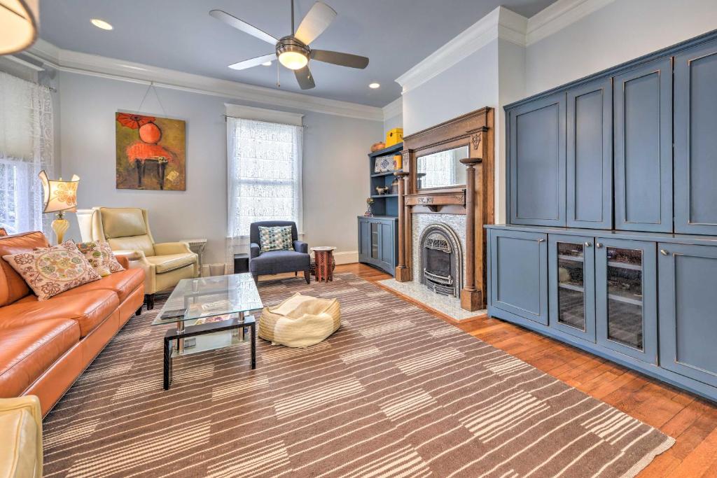 Kuchyň nebo kuchyňský kout v ubytování Elegant Raleigh Home with Porch, Walk Downtown!