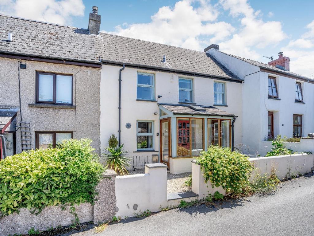 - une vue sur l'extérieur d'une maison blanche dans l'établissement Sea Pickle Cottage, à Haverfordwest