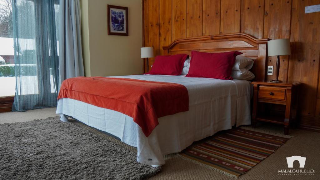 Postel nebo postele na pokoji v ubytování Malalcahuello Thermal Hotel & Spa