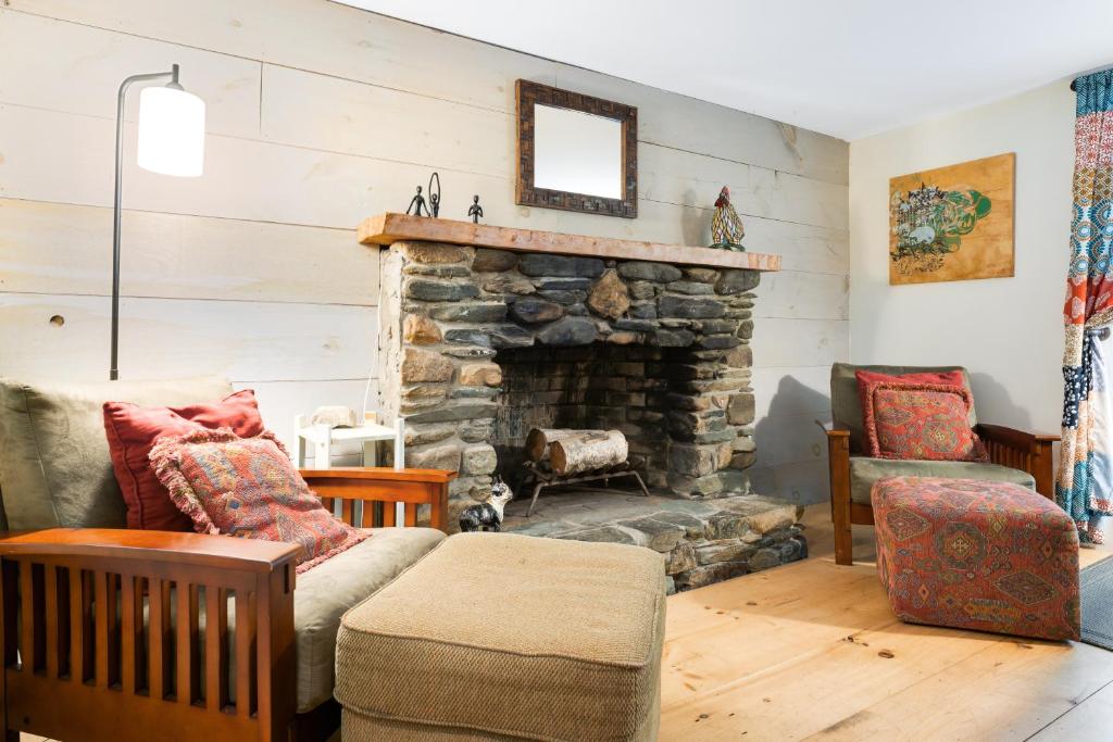 sala de estar con chimenea de piedra en Whites Hill Ski Retreat, en Dover
