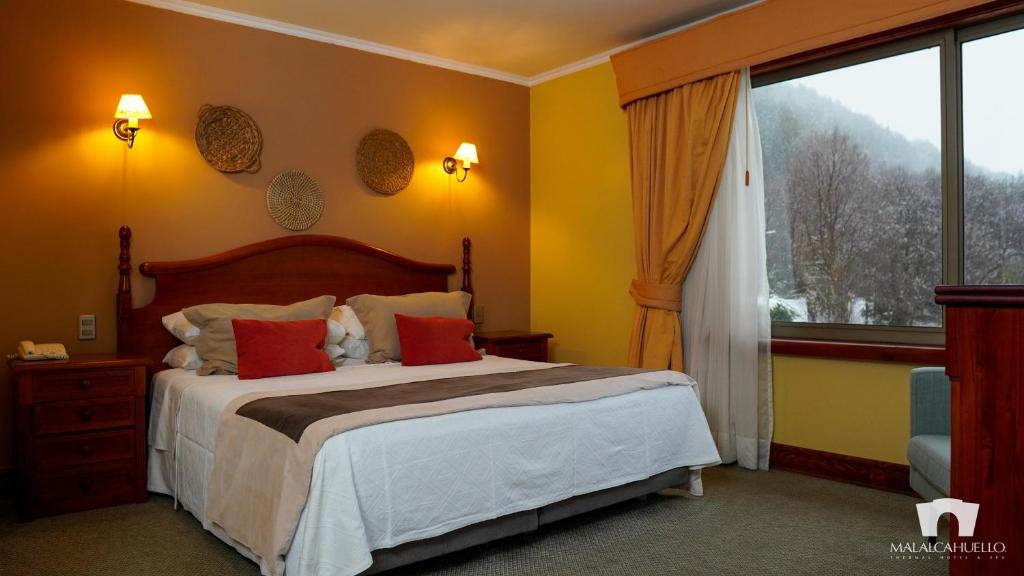 Кровать или кровати в номере Malalcahuello Thermal Hotel & Spa