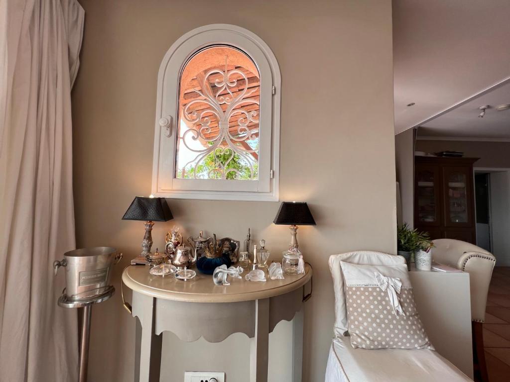 Ein Sitzbereich in der Unterkunft Les Grimaldines - Maison d&#39;Hôtes