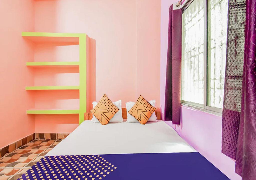 Chandralay Baidyanath darshan tesisinde bir odada yatak veya yataklar