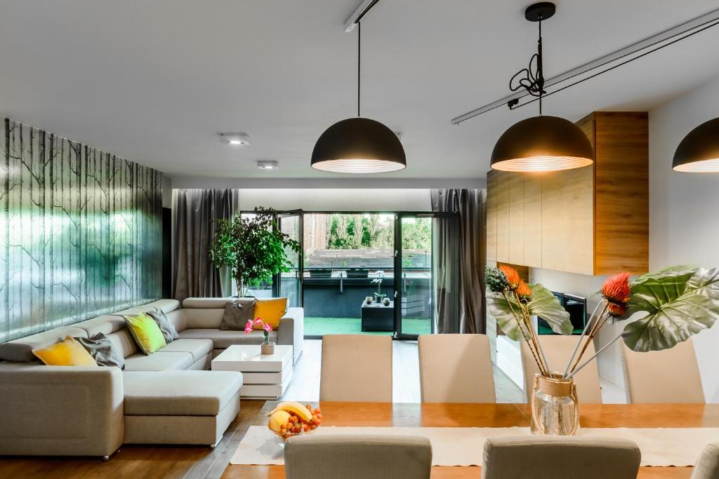 Lumina luxury 2-level apart with parking