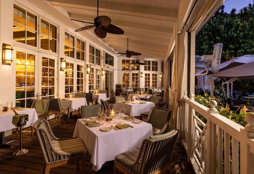 Ein Restaurant oder anderes Speiselokal in der Unterkunft The Palms Hotel &amp; Spa 