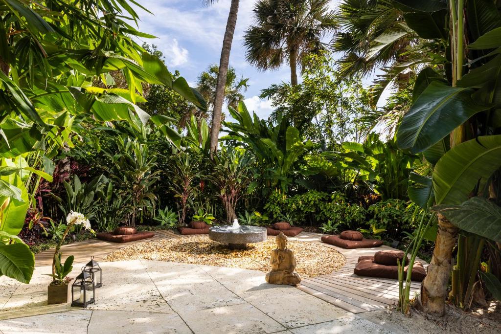 Ein Garten an der Unterkunft The Palms Hotel &amp; Spa