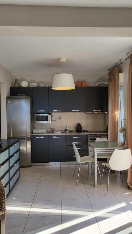 Kuchnia lub aneks kuchenny w obiekcie Evita Maisonette, Elegant Beachfront apt, Polychrono