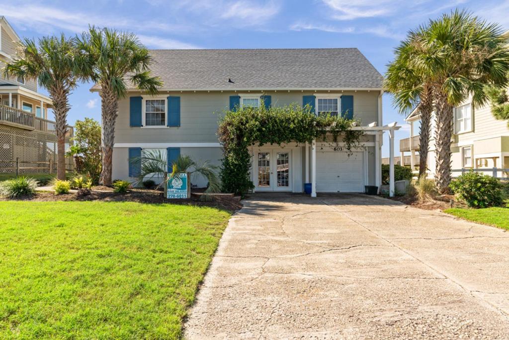 Kick Back Cottage by Oak Island Caswell Beach, NC