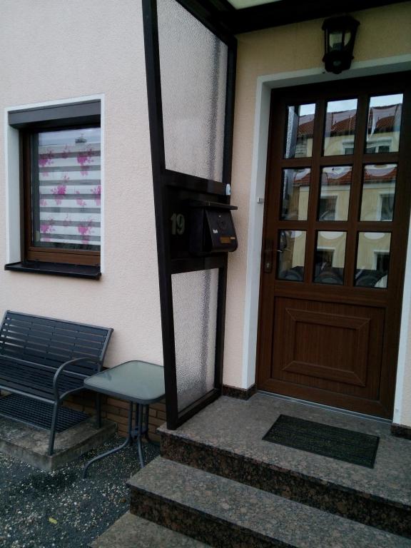 a door and a bench next to a building at Ferienwohnung Liselotte in Brotterode-Trusetal