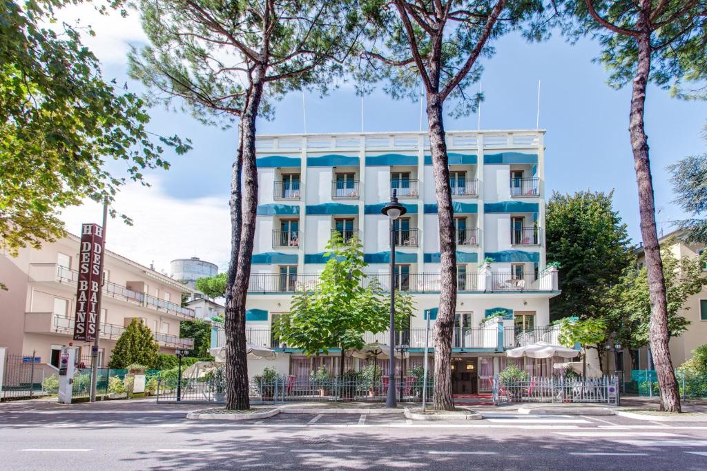 um edifício com árvores em frente em Hotel Residence Des Bains em Cesenatico