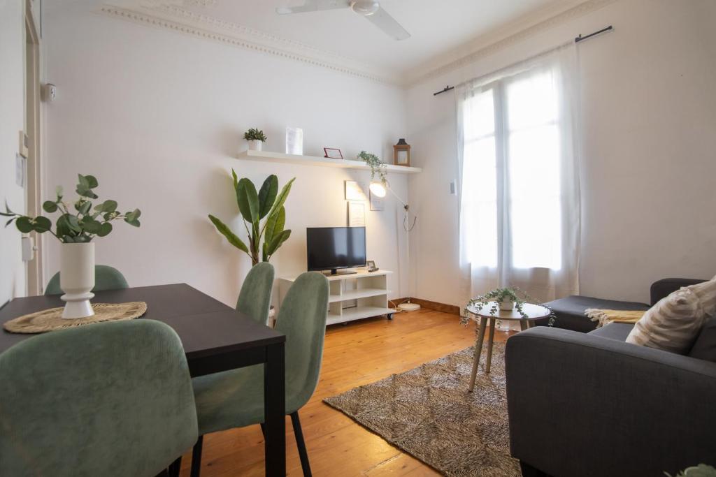 uma sala de estar com uma mesa e um sofá em 21par1005 - Beautiful Apartment in Paral-lel em Barcelona