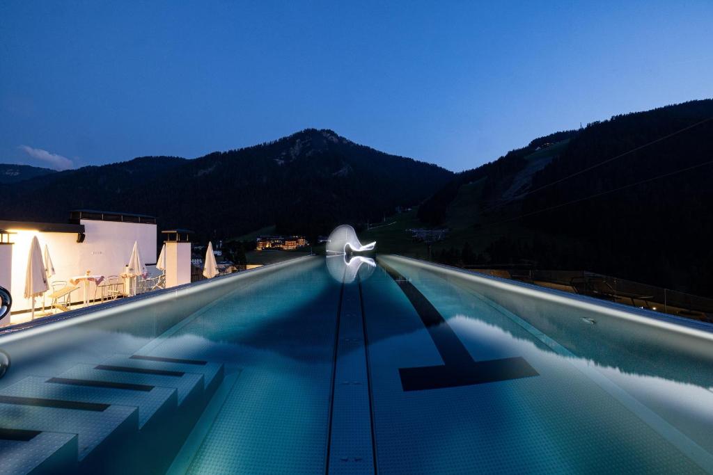 Al Plan, A mountain moving hotel