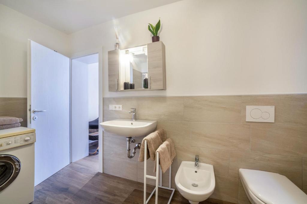 A bathroom at Haus Reimon Apt Reinhard