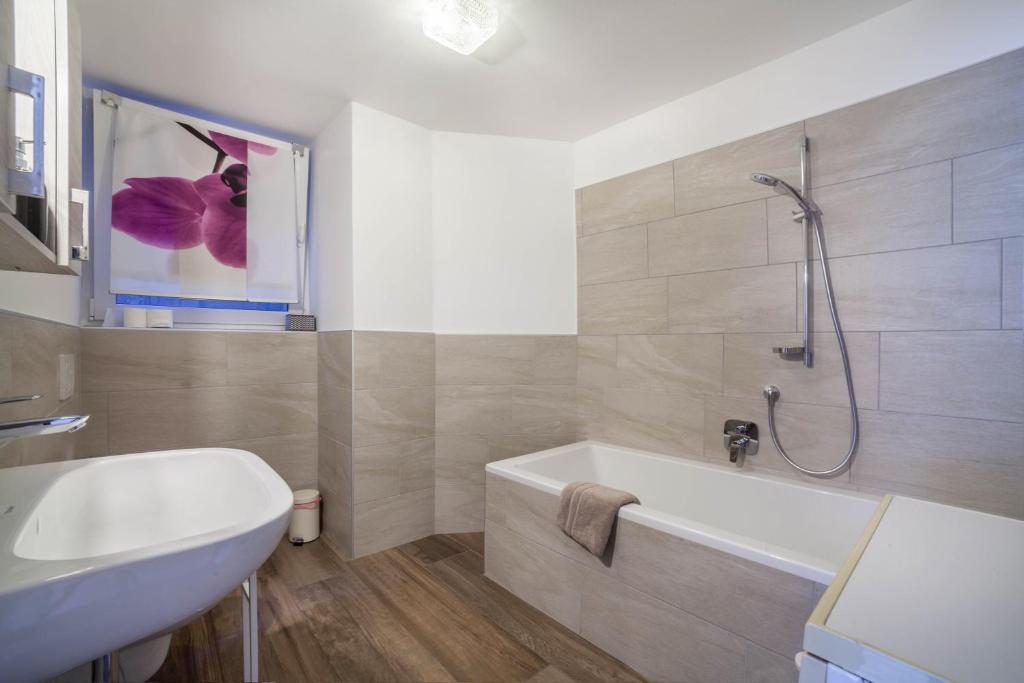 A bathroom at Haus Reimon Apt Reinhard