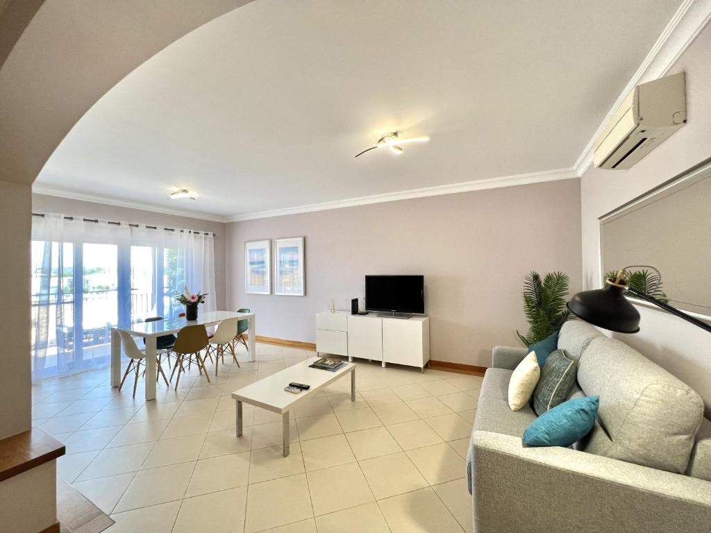 sala de estar con sofá y mesa en Victoria I - Vasco da Gama by HD PROPERTIES, en Vilamoura