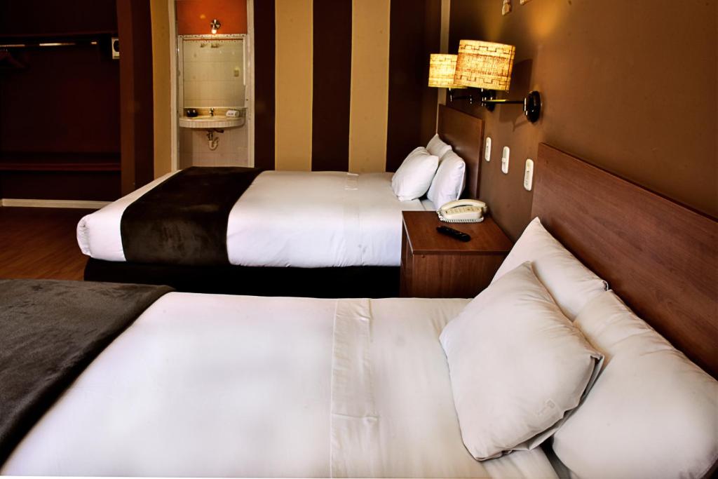 Postel nebo postele na pokoji v ubytování Intiqa Hotel