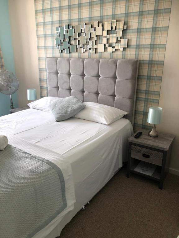 Postel nebo postele na pokoji v ubytování Brighton Surf Guest House