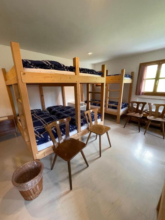 Postel nebo postele na pokoji v ubytování Gasthaus Beverin