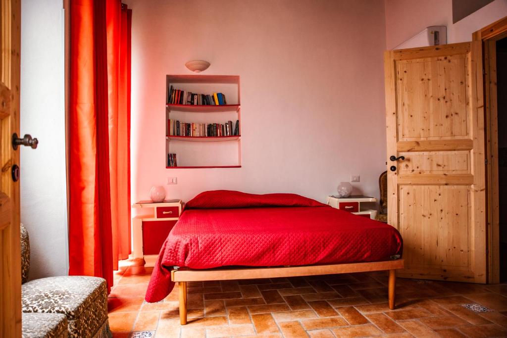 Postel nebo postele na pokoji v ubytování Bobo's House Calasetta