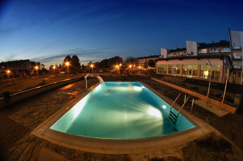 Bazén v ubytování Hotel ***NAT Sarbinowo nebo v jeho okolí