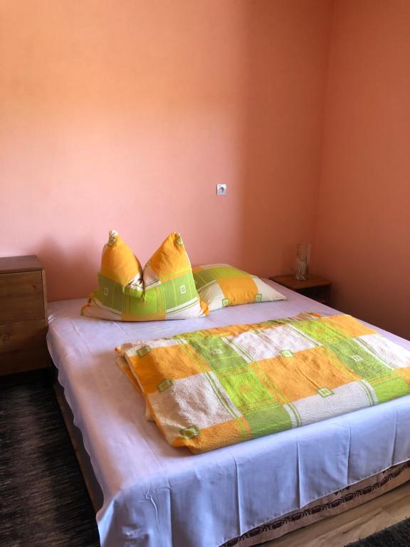 Ένα ή περισσότερα κρεβάτια σε δωμάτιο στο Na farme na Hodosi