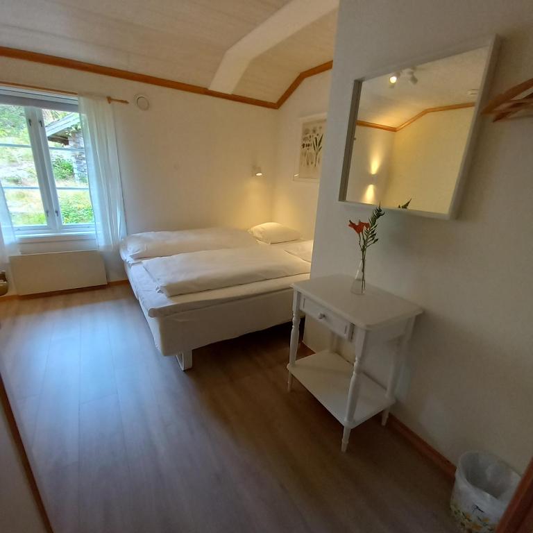 Postel nebo postele na pokoji v ubytování Sandbrekke Gjestegård