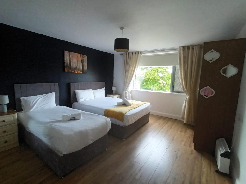 Postel nebo postele na pokoji v ubytování Wild Atlantic Apartments Killarney