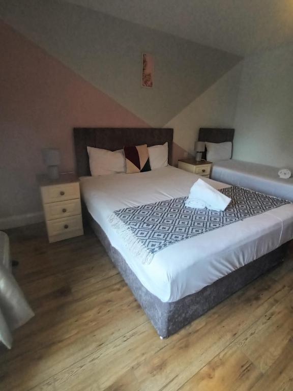Postel nebo postele na pokoji v ubytování Wild Atlantic Apartments Killarney