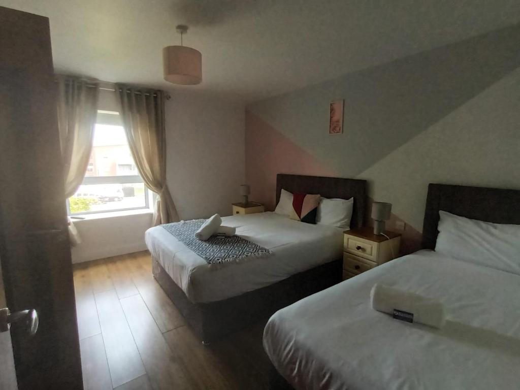 Postel nebo postele na pokoji v ubytování Wild Atlantic Apartments Killarney