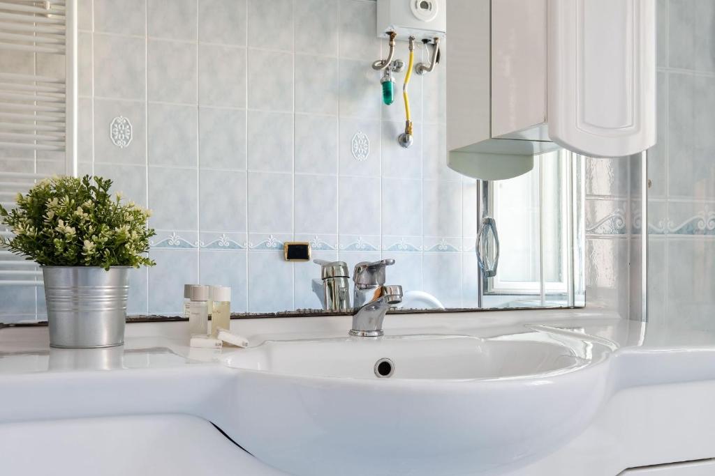A bathroom at Luce San Lorenzo by Halldis