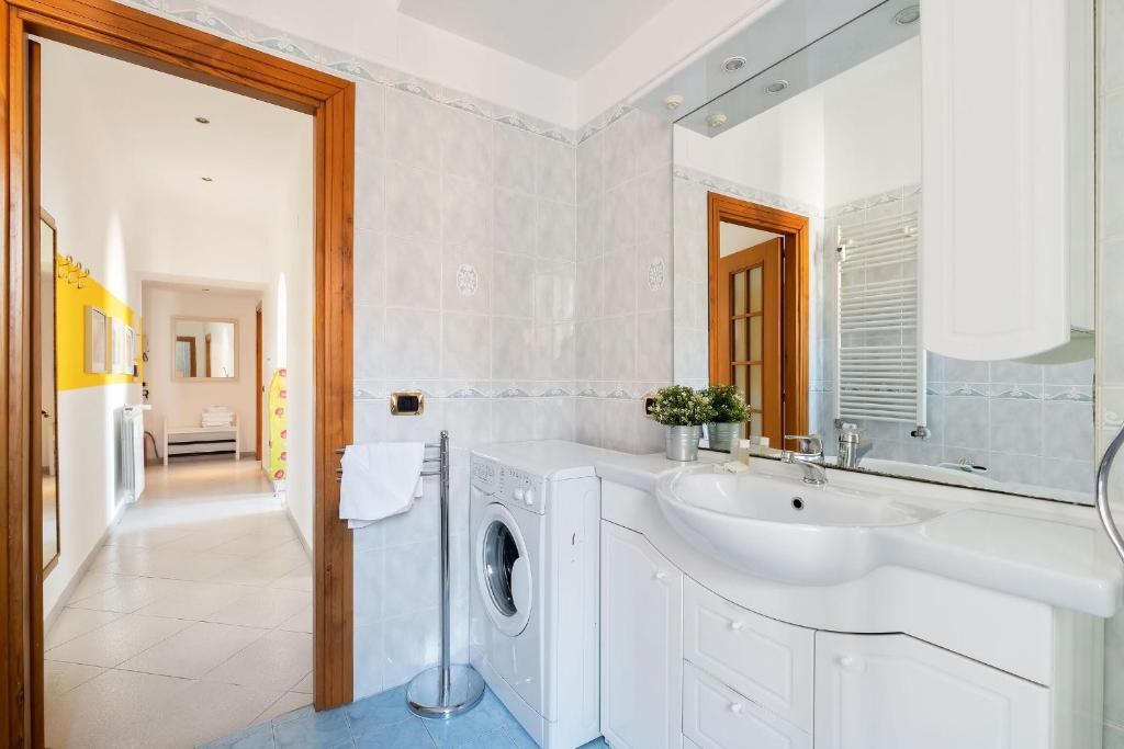 A bathroom at Luce San Lorenzo by Halldis