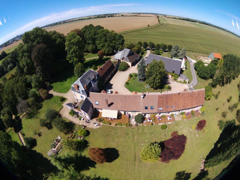 une vue aérienne sur une grande maison sur un champ dans l'établissement Chambres D'hôtes Du Domaine De Jacquelin, à Saint-Germain-du-Puy