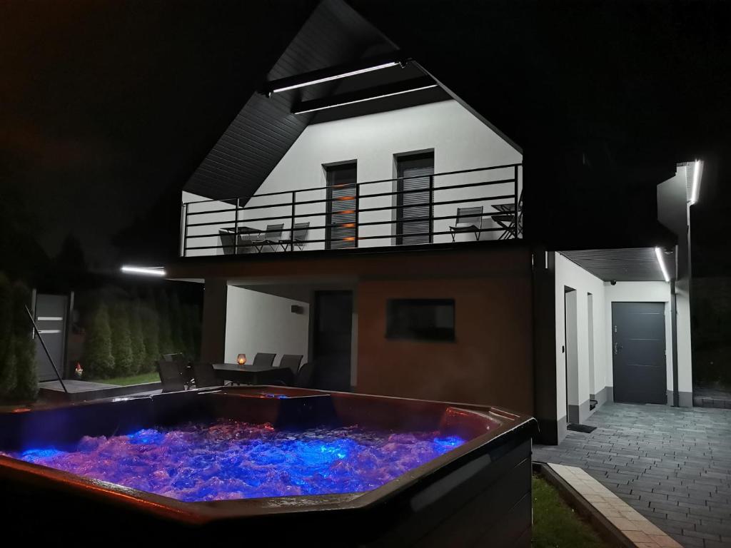 eine große Whirlpool-Badewanne vor einem Haus in der Unterkunft Dream House in Gdów